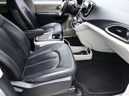 2024 Chrysler Pacifica Touring-L