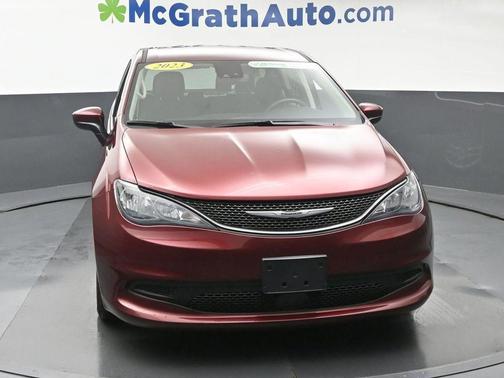 Velvet Red Pearlcoat 2023 Chrysler Voyager LX