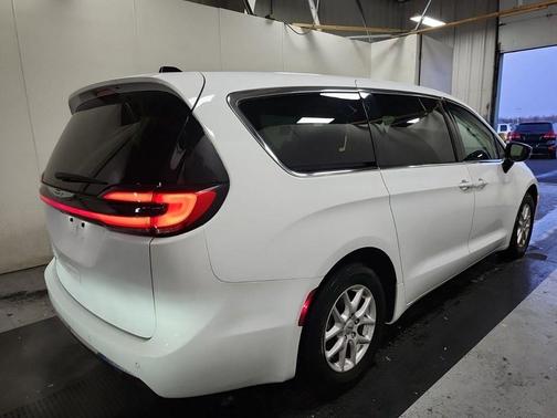 2024 Chrysler Pacifica Touring-L