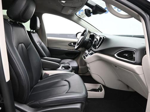 2024 Chrysler Pacifica Touring-L