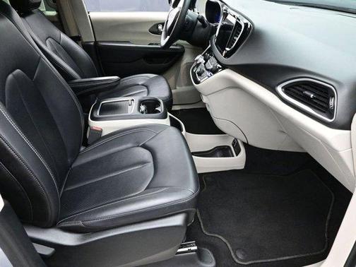 2024 Chrysler Pacifica Touring-L