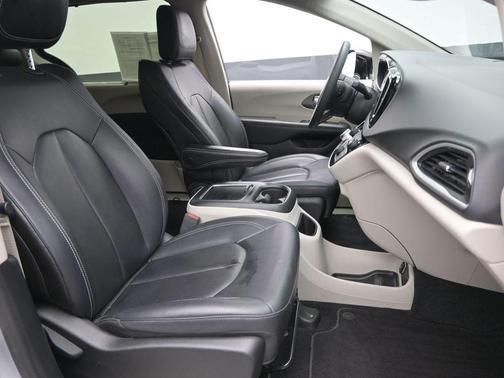 2024 Chrysler Pacifica Touring-L