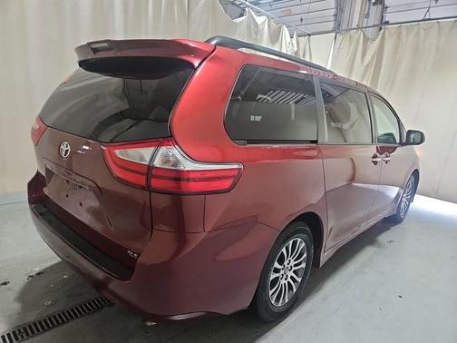 2019 Toyota Sienna XLE