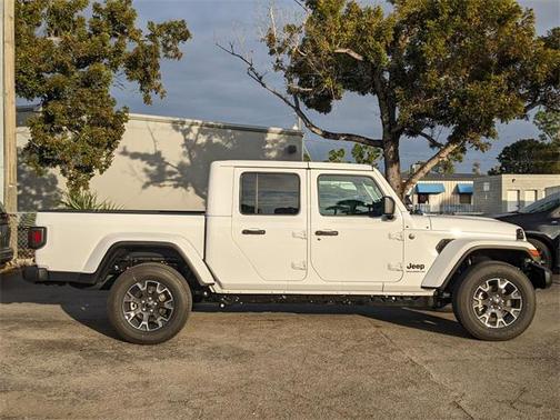 2026 Jeep Gladiator Sahara 4x4