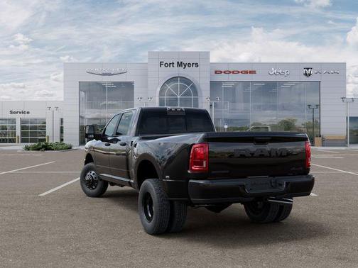 Diamond Black Crystal Pearlcoat 2026 RAM 3500 Big Horn Crew Cab 4x4 8' Box