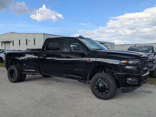 Diamond Black Crystal Pearlcoat 2026 RAM 3500 Big Horn Crew Cab 4x4 8' Box