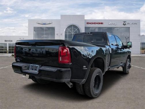 Diamond Black Crystal Pearlcoat 2026 RAM 3500 Big Horn Crew Cab 4x4 8' Box