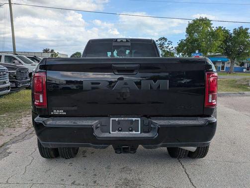 Diamond Black Crystal Pearlcoat 2026 RAM 3500 Big Horn Crew Cab 4x4 8' Box