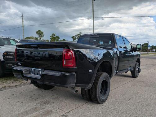 Diamond Black Crystal Pearlcoat 2026 RAM 3500 Big Horn Crew Cab 4x4 8' Box