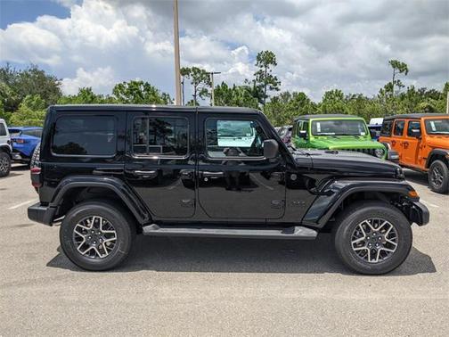 2025 Jeep Wrangler 4-Door Sahara 4x4