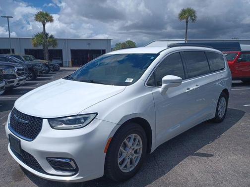 Bright White Clearcoat 2022 Chrysler Pacifica Touring L