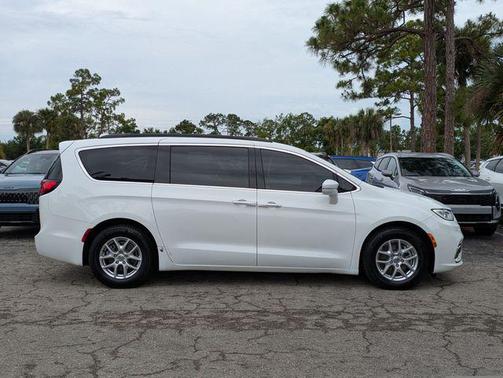 Bright White Clearcoat 2022 Chrysler Pacifica Touring L