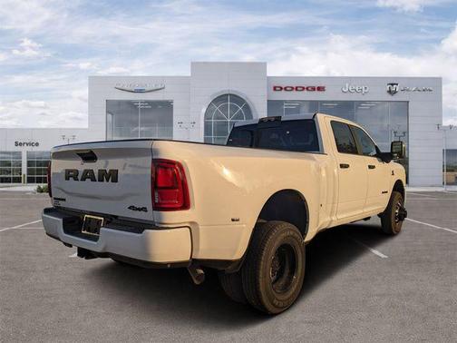 Bright White Clearcoat 2026 RAM 3500 Big Horn Crew Cab 4x4 8' Box
