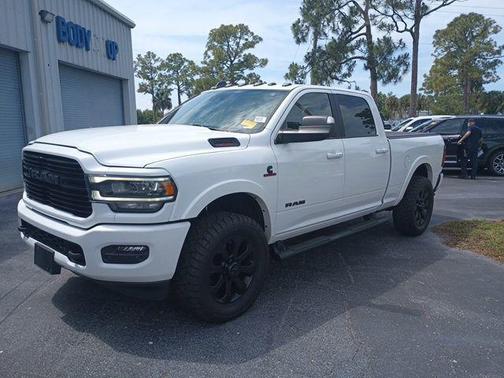 Bright White Clearcoat 2022 RAM 2500 Laramie Crew Cab 4x4 6'4' Box