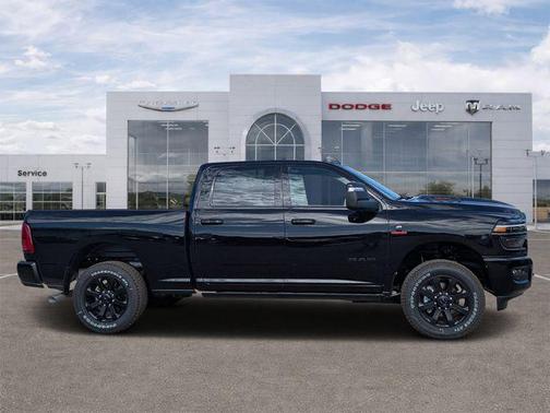 Diamond Black Crystal Pearlcoat 2026 RAM 2500 Laramie Crew Cab 4x4 6'4' Box