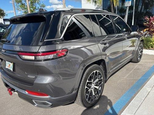 2022 Jeep Grand Cherokee Summit