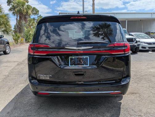 Diamond Black Crystal Pearlcoat 2026 Chrysler Pacifica L