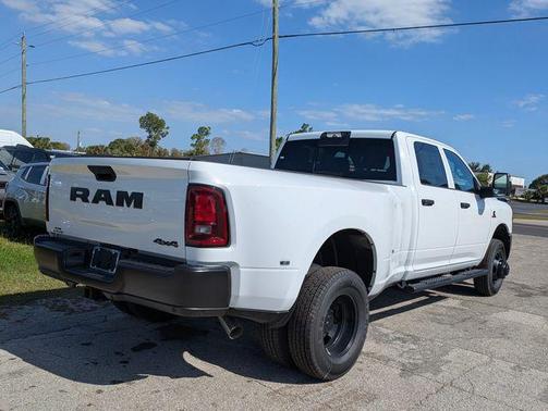 Bright White Clearcoat 2026 RAM 3500 Tradesman Crew Cab 4x4 8' Box
