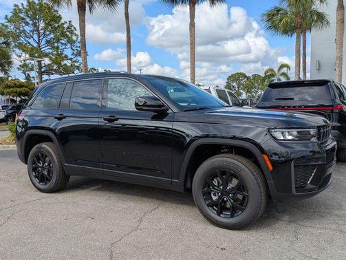 Diamond Black Crystal Pearlcoat 2026 Jeep Grand Cherokee Altitude