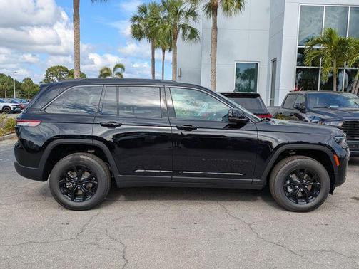 Diamond Black Crystal Pearlcoat 2026 Jeep Grand Cherokee Altitude