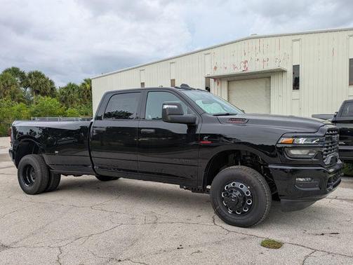 Diamond Black Crystal Pearlcoat 2026 RAM 3500 Big Horn Crew Cab 4x4 8' Box