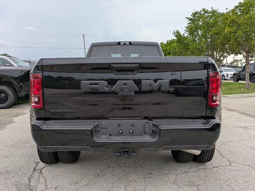 Diamond Black Crystal Pearlcoat 2026 RAM 3500 Big Horn Crew Cab 4x4 8' Box