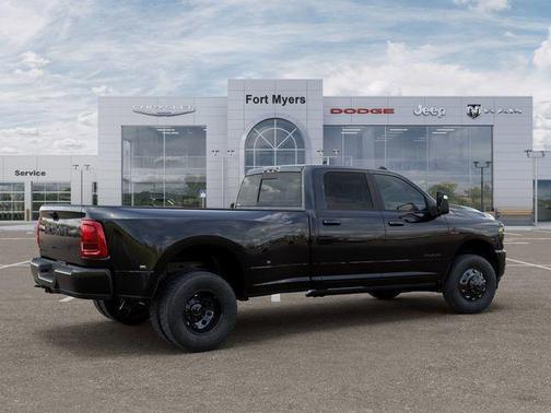 Diamond Black Crystal Pearlcoat 2026 RAM 3500 Laramie Crew Cab 4x4 8' Box