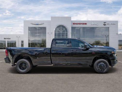 Diamond Black Crystal Pearlcoat 2026 RAM 3500 Laramie Crew Cab 4x4 8' Box