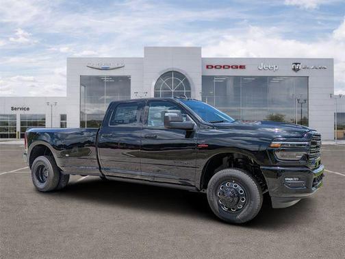 Diamond Black Crystal Pearlcoat 2026 RAM 3500 Laramie Crew Cab 4x4 8' Box