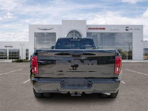 Diamond Black Crystal Pearlcoat 2026 RAM 3500 Laramie Crew Cab 4x4 8' Box
