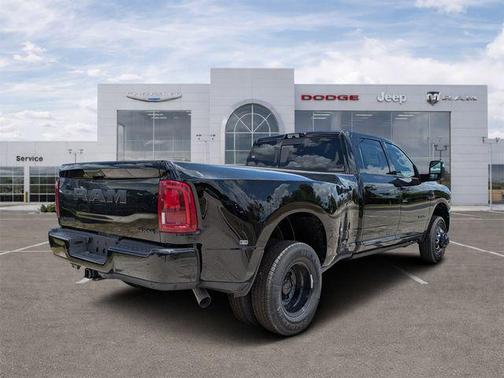 Diamond Black Crystal Pearlcoat 2026 RAM 3500 Laramie Crew Cab 4x4 8' Box