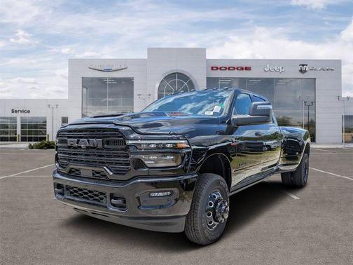 Diamond Black Crystal Pearlcoat 2026 RAM 3500 Laramie Crew Cab 4x4 8' Box