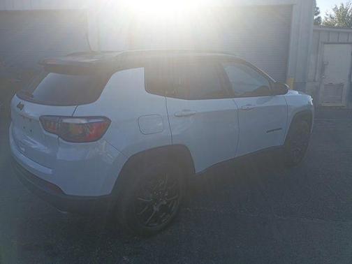 Bright White Clearcoat 2022 Jeep Compass Latitude