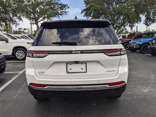 2025 Jeep Grand Cherokee Laredo