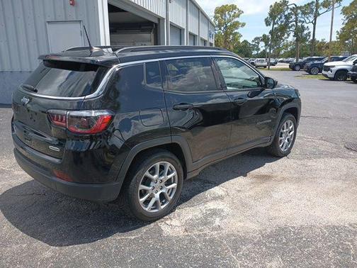 Diamond Black Crystal Pearlcoat 2022 Jeep Compass Latitude Lux