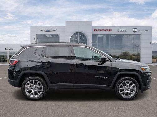 Diamond Black Crystal Pearlcoat 2022 Jeep Compass Latitude Lux