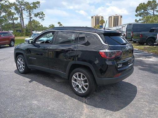 Diamond Black Crystal Pearlcoat 2022 Jeep Compass Latitude Lux