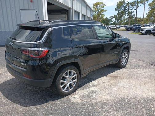 Diamond Black Crystal Pearlcoat 2022 Jeep Compass Latitude Lux
