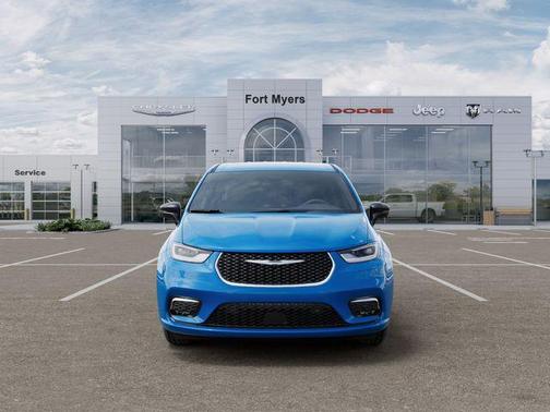 Hydro Blue Pearlcoat 2026 Chrysler Pacifica L