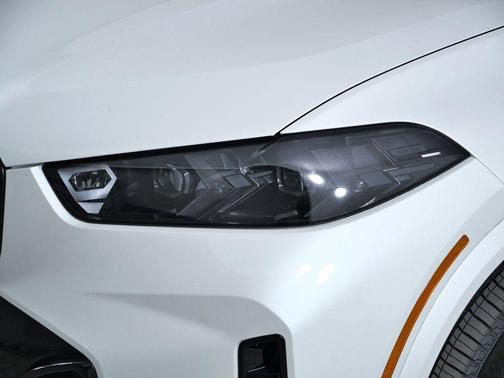 Mineral White Metallic 2026 BMW X5 M60i