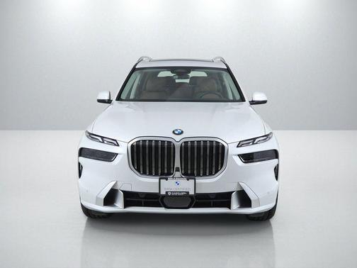 Mineral White Metallic 2026 BMW X7 xDrive40i