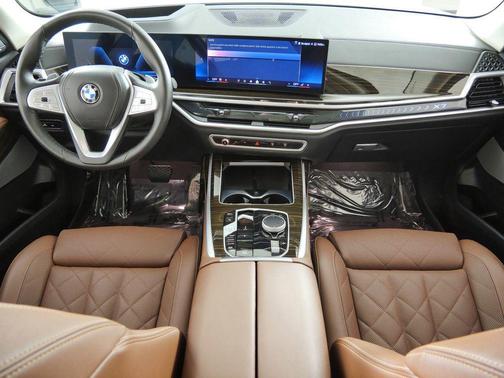 Mineral White Metallic 2026 BMW X7 xDrive40i