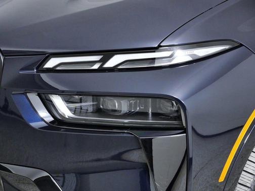Carbon Black Metallic 2026 BMW X7 xDrive40i