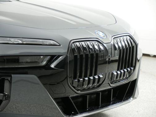 2025 BMW 750e i xDrive