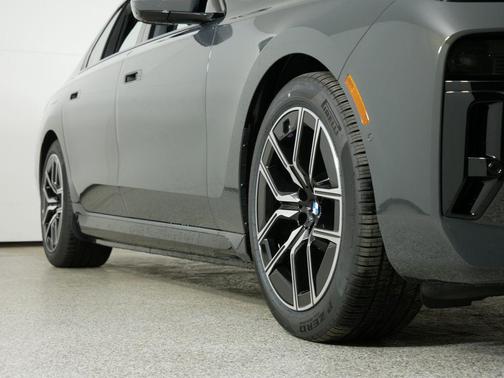 2025 BMW 750e i xDrive