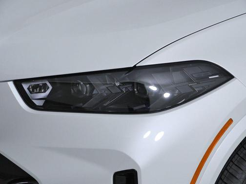 Mineral White Metallic 2026 BMW X5 xDrive40i