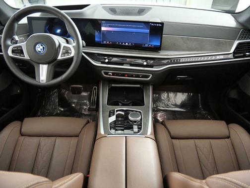 Mineral White Metallic 2026 BMW X5 PHEV xDrive50e