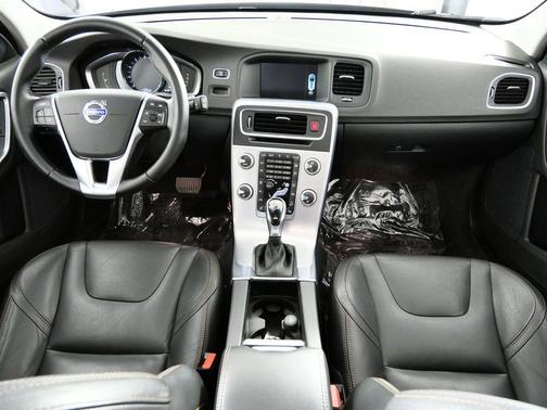 2017 Volvo V60 Cross Country T5