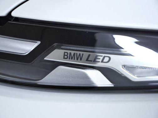 Mineral White Metallic 2026 BMW X7 xDrive40i