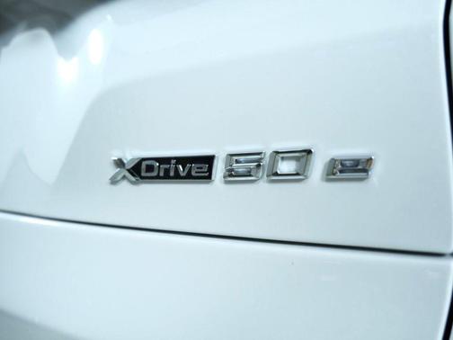 Mineral White Metallic 2026 BMW X5 PHEV xDrive50e